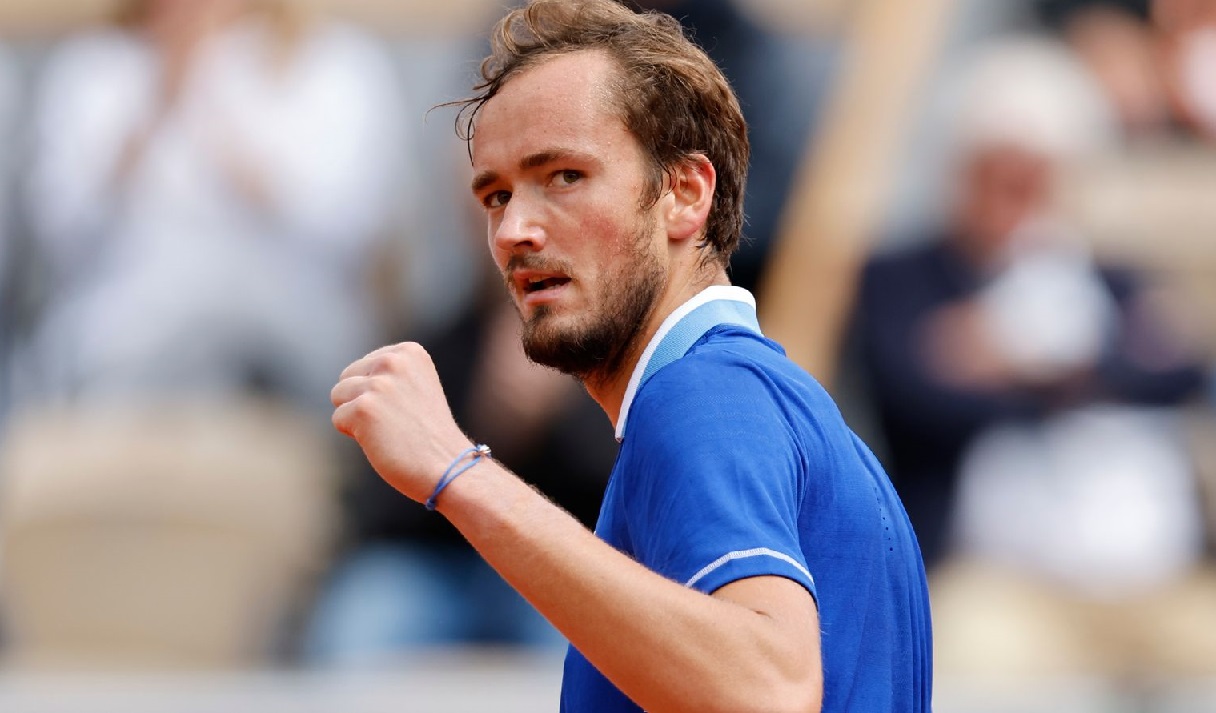 Daniil Medvedev advanced to the third round of the ATP Masters 1000 Shanghai