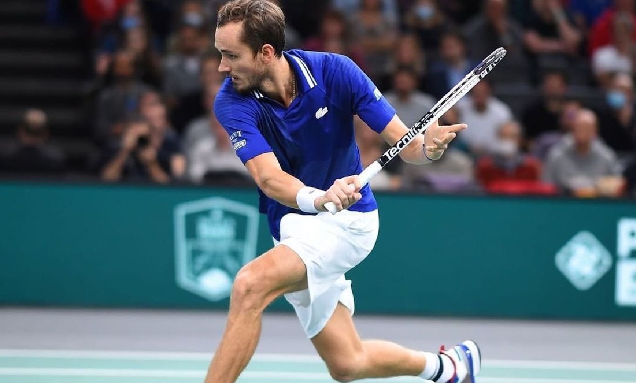 Daniil Medvedev advanced at the ATP 500 China Open after straight-set victory versus Gael Monfils